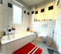 Tageslichtbad mit Dusche und Wanne - Energieeffizientes Familienhaus in perfekter Lage !!